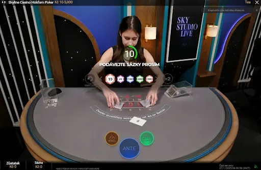 Živá hra Casino Hold’em Poker s krupiérkou a sázením online. Krupiérka v živé hře Casino Hold’em Poker rozdává karty u pokerového stolu s možností sázek.
