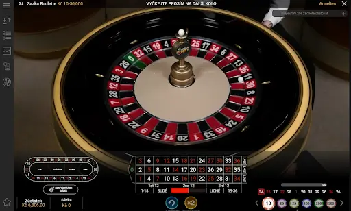ruleta – pohled na ruletové kolo s označenými čísly a sázek 10 až 50 000 Kč