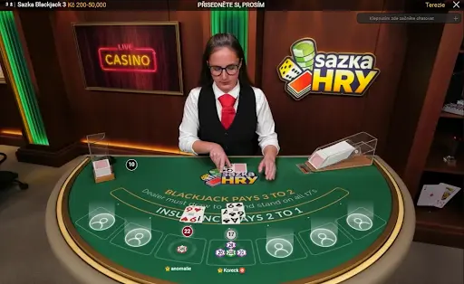 Krupiérka Hry Blackjack při rozdávání karet v živém kasinu. Krupiérka u stolu Hry Blackjack rozdává karty hráčům během hry v online kasinu.