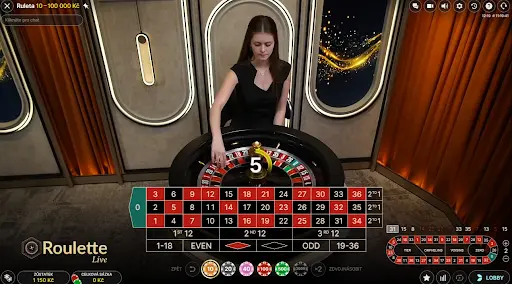 Live ruleta – krupiérka obsluhuje ruletový stůl s limity sázek 10 až 100 000 Kč