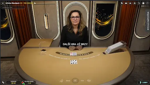 Live Infinite Blackjack – krupiérka u stolu s limity sázek 20 až 100 000 Kč, hra brzy začne